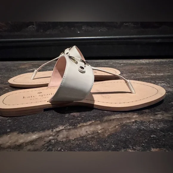 🚨SOLD🚨  KATE SPADE NEW YORK Cassia NEW White Patent Thong Flats Sandals Size 8.5 - Picture 12 of 16